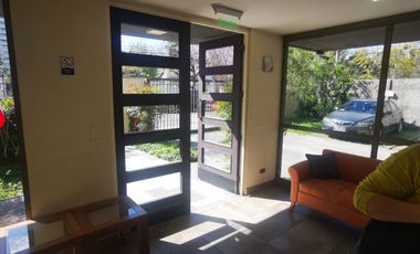 Lindo departamento 2 dormitorios 1 baño, con estacionamiento, en edificio de baja dencidad