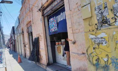 Local comercial de dos niveles con una superficie total de 280 m² útiles, ubicada en un entorno residencial y comercial. Dispone en una distribución dos niveles  para un mayor provecho.
Se encuentra a 5 minutos del  Metro Einstein, paraderos, Colegios, Supermercados, restaurant, Cafés, y  múltiples servicios, comercio y equipamiento en general, en un sector consolidado de la comuna de Recoleta. 

La propiedad consta de:

Primer nivel
 Local comercial.
 2 baños con 
 3 camaras de frio con 1 y 2 motores
 1 cocina
 1 oficina
 2 bodega
  
Segundo Nivel:
Sala amplia 
1 oficina
 1 baño
 2 bodega

 Te brindamos asesoría personalizada durante todo el proceso. Excelente oportunidad para inversionistas ACEPTAMOS CUALQUIER MEDIO DE PAGO.
Contáctanos para mayor información y agendamos visita.
¡NO DEJES PASAR ESTA GRAN OPORTUNIDAD!