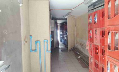 Local comercial de dos niveles con una superficie total de 280 m² útiles, ubicada en un entorno residencial y comercial. Dispone en una distribución dos niveles  para un mayor provecho.
Se encuentra a 5 minutos del  Metro Einstein, paraderos, Colegios, Supermercados, restaurant, Cafés, y  múltiples servicios, comercio y equipamiento en general, en un sector consolidado de la comuna de Recoleta. 

La propiedad consta de:

Primer nivel
 Local comercial.
 2 baños con 
 3 camaras de frio con 1 y 2 motores
 1 cocina
 1 oficina
 2 bodega
  
Segundo Nivel:
Sala amplia 
1 oficina
 1 baño
 2 bodega

 Te brindamos asesoría personalizada durante todo el proceso. Excelente oportunidad para inversionistas ACEPTAMOS CUALQUIER MEDIO DE PAGO.
Contáctanos para mayor información y agendamos visita.
¡NO DEJES PASAR ESTA GRAN OPORTUNIDAD!