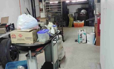 Local comercial de dos niveles con una superficie total de 280 m² útiles, ubicada en un entorno residencial y comercial. Dispone en una distribución dos niveles  para un mayor provecho.
Se encuentra a 5 minutos del  Metro Einstein, paraderos, Colegios, Supermercados, restaurant, Cafés, y  múltiples servicios, comercio y equipamiento en general, en un sector consolidado de la comuna de Recoleta. 

La propiedad consta de:

Primer nivel
 Local comercial.
 2 baños con 
 3 camaras de frio con 1 y 2 motores
 1 cocina
 1 oficina
 2 bodega
  
Segundo Nivel:
Sala amplia 
1 oficina
 1 baño
 2 bodega

 Te brindamos asesoría personalizada durante todo el proceso. Excelente oportunidad para inversionistas ACEPTAMOS CUALQUIER MEDIO DE PAGO.
Contáctanos para mayor información y agendamos visita.
¡NO DEJES PASAR ESTA GRAN OPORTUNIDAD!