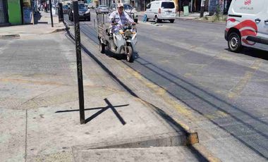 Local comercial de dos niveles con una superficie total de 280 m² útiles, ubicada en un entorno residencial y comercial. Dispone en una distribución dos niveles  para un mayor provecho.
Se encuentra a 5 minutos del  Metro Einstein, paraderos, Colegios, Supermercados, restaurant, Cafés, y  múltiples servicios, comercio y equipamiento en general, en un sector consolidado de la comuna de Recoleta. 

La propiedad consta de:

Primer nivel
 Local comercial.
 2 baños con 
 3 camaras de frio con 1 y 2 motores
 1 cocina
 1 oficina
 2 bodega
  
Segundo Nivel:
Sala amplia 
1 oficina
 1 baño
 2 bodega

 Te brindamos asesoría personalizada durante todo el proceso. Excelente oportunidad para inversionistas ACEPTAMOS CUALQUIER MEDIO DE PAGO.
Contáctanos para mayor información y agendamos visita.
¡NO DEJES PASAR ESTA GRAN OPORTUNIDAD!