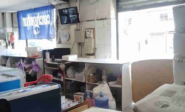 Local comercial de dos niveles con una superficie total de 280 m² útiles, ubicada en un entorno residencial y comercial. Dispone en una distribución dos niveles  para un mayor provecho.
Se encuentra a 5 minutos del  Metro Einstein, paraderos, Colegios, Supermercados, restaurant, Cafés, y  múltiples servicios, comercio y equipamiento en general, en un sector consolidado de la comuna de Recoleta. 

La propiedad consta de:

Primer nivel
 Local comercial.
 2 baños con 
 3 camaras de frio con 1 y 2 motores
 1 cocina
 1 oficina
 2 bodega
  
Segundo Nivel:
Sala amplia 
1 oficina
 1 baño
 2 bodega

 Te brindamos asesoría personalizada durante todo el proceso. Excelente oportunidad para inversionistas ACEPTAMOS CUALQUIER MEDIO DE PAGO.
Contáctanos para mayor información y agendamos visita.
¡NO DEJES PASAR ESTA GRAN OPORTUNIDAD!