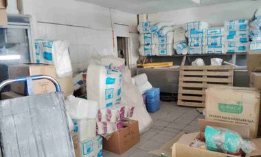 Local comercial de dos niveles con una superficie total de 280 m² útiles, ubicada en un entorno residencial y comercial. Dispone en una distribución dos niveles  para un mayor provecho.
Se encuentra a 5 minutos del  Metro Einstein, paraderos, Colegios, Supermercados, restaurant, Cafés, y  múltiples servicios, comercio y equipamiento en general, en un sector consolidado de la comuna de Recoleta. 

La propiedad consta de:

Primer nivel
 Local comercial.
 2 baños con 
 3 camaras de frio con 1 y 2 motores
 1 cocina
 1 oficina
 2 bodega
  
Segundo Nivel:
Sala amplia 
1 oficina
 1 baño
 2 bodega

 Te brindamos asesoría personalizada durante todo el proceso. Excelente oportunidad para inversionistas ACEPTAMOS CUALQUIER MEDIO DE PAGO.
Contáctanos para mayor información y agendamos visita.
¡NO DEJES PASAR ESTA GRAN OPORTUNIDAD!