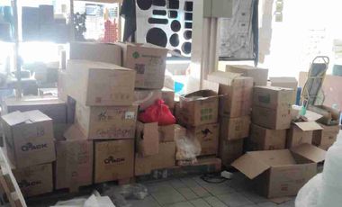 Local comercial de dos niveles con una superficie total de 280 m² útiles, ubicada en un entorno residencial y comercial. Dispone en una distribución dos niveles  para un mayor provecho.
Se encuentra a 5 minutos del  Metro Einstein, paraderos, Colegios, Supermercados, restaurant, Cafés, y  múltiples servicios, comercio y equipamiento en general, en un sector consolidado de la comuna de Recoleta. 

La propiedad consta de:

Primer nivel
 Local comercial.
 2 baños con 
 3 camaras de frio con 1 y 2 motores
 1 cocina
 1 oficina
 2 bodega
  
Segundo Nivel:
Sala amplia 
1 oficina
 1 baño
 2 bodega

 Te brindamos asesoría personalizada durante todo el proceso. Excelente oportunidad para inversionistas ACEPTAMOS CUALQUIER MEDIO DE PAGO.
Contáctanos para mayor información y agendamos visita.
¡NO DEJES PASAR ESTA GRAN OPORTUNIDAD!