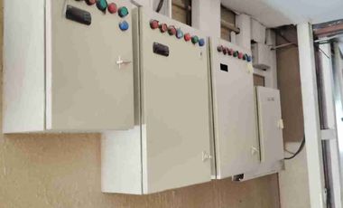 Local comercial de dos niveles con una superficie total de 280 m² útiles, ubicada en un entorno residencial y comercial. Dispone en una distribución dos niveles  para un mayor provecho.
Se encuentra a 5 minutos del  Metro Einstein, paraderos, Colegios, Supermercados, restaurant, Cafés, y  múltiples servicios, comercio y equipamiento en general, en un sector consolidado de la comuna de Recoleta. 

La propiedad consta de:

Primer nivel
 Local comercial.
 2 baños con 
 3 camaras de frio con 1 y 2 motores
 1 cocina
 1 oficina
 2 bodega
  
Segundo Nivel:
Sala amplia 
1 oficina
 1 baño
 2 bodega

 Te brindamos asesoría personalizada durante todo el proceso. Excelente oportunidad para inversionistas ACEPTAMOS CUALQUIER MEDIO DE PAGO.
Contáctanos para mayor información y agendamos visita.
¡NO DEJES PASAR ESTA GRAN OPORTUNIDAD!