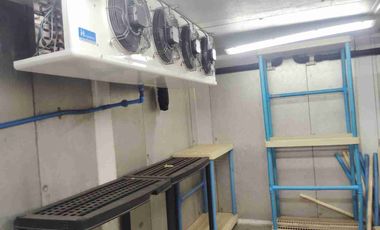 Local comercial de dos niveles con una superficie total de 280 m² útiles, ubicada en un entorno residencial y comercial. Dispone en una distribución dos niveles  para un mayor provecho.
Se encuentra a 5 minutos del  Metro Einstein, paraderos, Colegios, Supermercados, restaurant, Cafés, y  múltiples servicios, comercio y equipamiento en general, en un sector consolidado de la comuna de Recoleta. 

La propiedad consta de:

Primer nivel
 Local comercial.
 2 baños con 
 3 camaras de frio con 1 y 2 motores
 1 cocina
 1 oficina
 2 bodega
  
Segundo Nivel:
Sala amplia 
1 oficina
 1 baño
 2 bodega

 Te brindamos asesoría personalizada durante todo el proceso. Excelente oportunidad para inversionistas ACEPTAMOS CUALQUIER MEDIO DE PAGO.
Contáctanos para mayor información y agendamos visita.
¡NO DEJES PASAR ESTA GRAN OPORTUNIDAD!