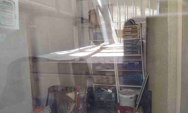 Local comercial de dos niveles con una superficie total de 280 m² útiles, ubicada en un entorno residencial y comercial. Dispone en una distribución dos niveles  para un mayor provecho.
Se encuentra a 5 minutos del  Metro Einstein, paraderos, Colegios, Supermercados, restaurant, Cafés, y  múltiples servicios, comercio y equipamiento en general, en un sector consolidado de la comuna de Recoleta. 

La propiedad consta de:

Primer nivel
 Local comercial.
 2 baños con 
 3 camaras de frio con 1 y 2 motores
 1 cocina
 1 oficina
 2 bodega
  
Segundo Nivel:
Sala amplia 
1 oficina
 1 baño
 2 bodega

 Te brindamos asesoría personalizada durante todo el proceso. Excelente oportunidad para inversionistas ACEPTAMOS CUALQUIER MEDIO DE PAGO.
Contáctanos para mayor información y agendamos visita.
¡NO DEJES PASAR ESTA GRAN OPORTUNIDAD!