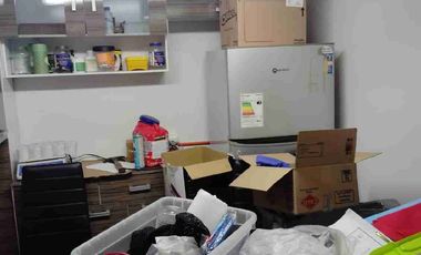 Local comercial de dos niveles con una superficie total de 280 m² útiles, ubicada en un entorno residencial y comercial. Dispone en una distribución dos niveles  para un mayor provecho.
Se encuentra a 5 minutos del  Metro Einstein, paraderos, Colegios, Supermercados, restaurant, Cafés, y  múltiples servicios, comercio y equipamiento en general, en un sector consolidado de la comuna de Recoleta. 

La propiedad consta de:

Primer nivel
 Local comercial.
 2 baños con 
 3 camaras de frio con 1 y 2 motores
 1 cocina
 1 oficina
 2 bodega
  
Segundo Nivel:
Sala amplia 
1 oficina
 1 baño
 2 bodega

 Te brindamos asesoría personalizada durante todo el proceso. Excelente oportunidad para inversionistas ACEPTAMOS CUALQUIER MEDIO DE PAGO.
Contáctanos para mayor información y agendamos visita.
¡NO DEJES PASAR ESTA GRAN OPORTUNIDAD!