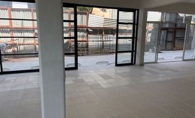 MAGNIFICO LOCAL COMERCIAL EN MINI PLAZA CON 4 CAJONES DE ESTACIONAMIENTO AL FRENTE 130 M2 NUEVO