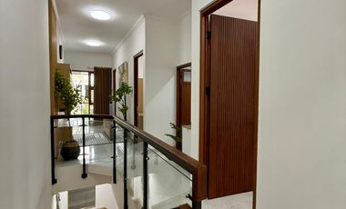 RUMAH FULL FURNISH DI CLUSTER EKSKLUSIF DALAM RINGROAD DEKAT JALAN RAYA GEDONG KUNING.