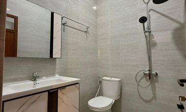 RUMAH FULL FURNISH DI CLUSTER EKSKLUSIF DALAM RINGROAD DEKAT JALAN RAYA GEDONG KUNING.