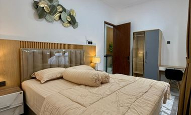 RUMAH FULL FURNISH DI CLUSTER EKSKLUSIF DALAM RINGROAD DEKAT JALAN RAYA GEDONG KUNING.