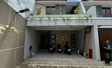 RUMAH FULL FURNISH DI CLUSTER EKSKLUSIF DALAM RINGROAD DEKAT JALAN RAYA GEDONG KUNING.