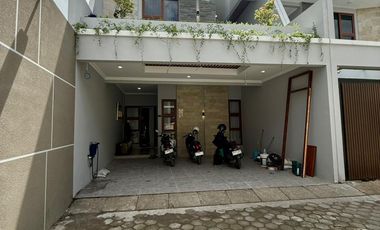 RUMAH FULL FURNISH DI CLUSTER EKSKLUSIF DALAM RINGROAD DEKAT JALAN RAYA GEDONG KUNING.