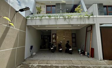 RUMAH FULL FURNISH DI CLUSTER EKSKLUSIF DALAM RINGROAD DEKAT JALAN RAYA GEDONG KUNING.