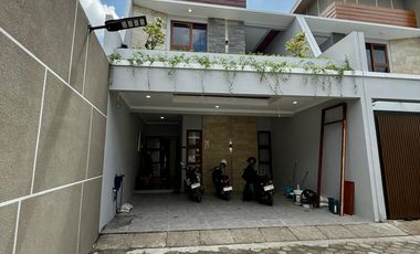 RUMAH FULL FURNISH DI CLUSTER EKSKLUSIF DALAM RINGROAD DEKAT JALAN RAYA GEDONG KUNING.