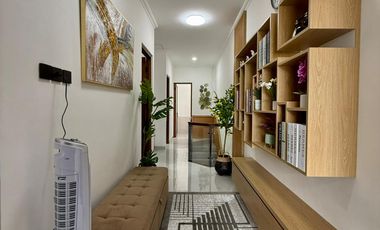 RUMAH FULL FURNISH DI CLUSTER EKSKLUSIF DALAM RINGROAD DEKAT JALAN RAYA GEDONG KUNING.