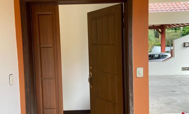 CASA DE RENTA O VENTA CUMBAYA SECTOR EL RESERVORIO CERCA A LA UNIVERSIDAD SAN FRANCISCO DE QUITO