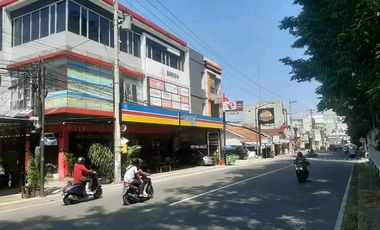 DIJUAL RUANG USAHA 3 LANTAI STRATEGIS DEPAN KAMPUS UPN SETURAN SLEMAN YOGYA