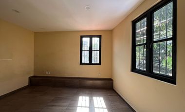 Renta de Oficinas en planta alta sobre Av. Solidaridad, en la colonia Molino de Parras, a unos minutos de Calzada La Huerta y el Monumento  L Cárdenas