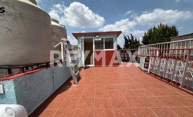 Casa en venta en Jesús del Monte, Cuajimalpa, CDMX. Con 2 recamaras, 3 baños y servicios básicos.