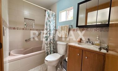 Casa en venta en Jesús del Monte, Cuajimalpa, CDMX. Con 2 recamaras, 3 baños y servicios básicos.