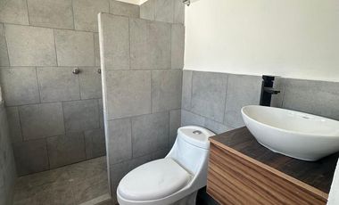 Renta cuarto con baño y servicios. Col. Lagunela. Laguna de San Baltazar.