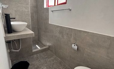 Renta cuarto con baño y servicios. Col. Lagunela. Laguna de San Baltazar.