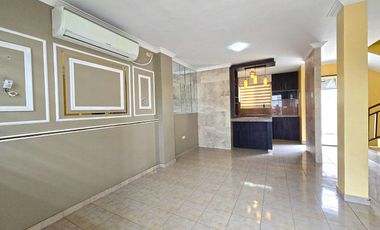 Alquiler de Casa de 2 Pisos y 3 Dormitorios con anaqueles y closets - Villa Bonita Etapa 5 Exterior, Vía a Daule