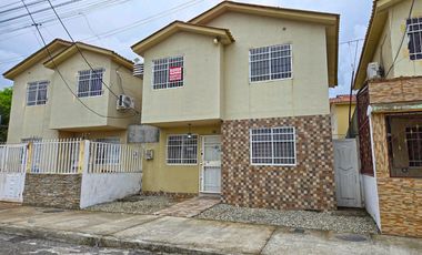Alquiler de Casa de 2 Pisos y 3 Dormitorios con anaqueles y closets - Villa Bonita Etapa 5 Exterior, Vía a Daule