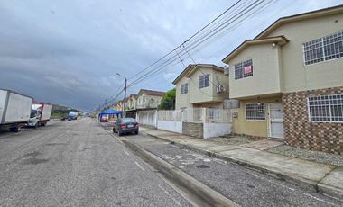 Alquiler de Casa de 2 Pisos y 3 Dormitorios con anaqueles y closets - Villa Bonita Etapa 5 Exterior, Vía a Daule