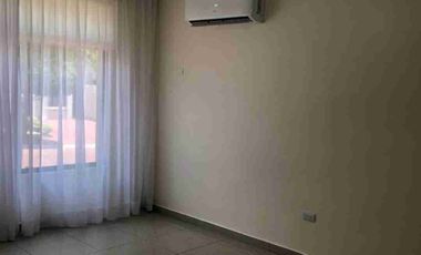 SE ALQUILA LINDA VILLA EN BOSQUES DE LA COSTA.