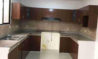 SE ALQUILA LINDA VILLA EN BOSQUES DE LA COSTA.