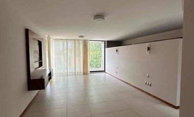 💎 RENTA  en La Campiña del Bosque coto n.1,  al norte   frente a la casa club.

🚩Renta  $ 37,500  con mtto

Terreno 400m2
Construcción: 512 m2

DESCRIPCIÓN:
**Planta Baja**
-Cochera para 4 autos (Techado)
-Medio baño
-Cocina Integral
-Cuarto de lavado, cuarto de Servicio, baño de servicio
-Bar
-Comedor
-Sala
-Pecera
-Terraza techada con barra auxiliar y lavabo
-Jardín
**Planta Alta**
-Jardín interior
-Sala de Televisión
-Medio Baño
-Closet de Blancos y de servicios
-1 Habitación con closet
-Habitación principal con balcón fachada frontal, vestidor, baño con 2 lavamanos y vapor
-2 Habitaciones con closet, baño completo y terraza, hacia el jardín.

EQUIPAMIENTO ADICIONAL:
-Pecera
-Aire acondicionado (4) Sala, Recámara principal, Recámara 3 y 4
-Sistema de Seguridad (Cámaras, sensores de movimiento, alarma)
-Calentador Solar y boiler estacionario
-Almacenes en cuarto de servicio
-Paneles solares
-Marco par TV (6) posible negociación por televisores
-Cocina (2 hornos de gas, estufa)
-Cortinas y blackout
-2 hidroneumáticos
-Cisterna 15,000 litros
-Lavavajillas
-Triturador de alimentos
-Seguridad
-Malla electrificadas