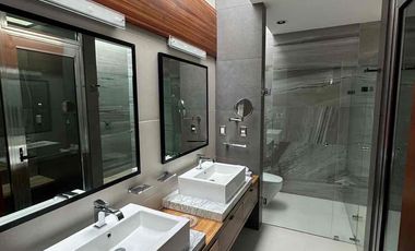 💎 RENTA  en La Campiña del Bosque coto n.1,  al norte   frente a la casa club.

🚩Renta  $ 37,500  con mtto

Terreno 400m2
Construcción: 512 m2

DESCRIPCIÓN:
**Planta Baja**
-Cochera para 4 autos (Techado)
-Medio baño
-Cocina Integral
-Cuarto de lavado, cuarto de Servicio, baño de servicio
-Bar
-Comedor
-Sala
-Pecera
-Terraza techada con barra auxiliar y lavabo
-Jardín
**Planta Alta**
-Jardín interior
-Sala de Televisión
-Medio Baño
-Closet de Blancos y de servicios
-1 Habitación con closet
-Habitación principal con balcón fachada frontal, vestidor, baño con 2 lavamanos y vapor
-2 Habitaciones con closet, baño completo y terraza, hacia el jardín.

EQUIPAMIENTO ADICIONAL:
-Pecera
-Aire acondicionado (4) Sala, Recámara principal, Recámara 3 y 4
-Sistema de Seguridad (Cámaras, sensores de movimiento, alarma)
-Calentador Solar y boiler estacionario
-Almacenes en cuarto de servicio
-Paneles solares
-Marco par TV (6) posible negociación por televisores
-Cocina (2 hornos de gas, estufa)
-Cortinas y blackout
-2 hidroneumáticos
-Cisterna 15,000 litros
-Lavavajillas
-Triturador de alimentos
-Seguridad
-Malla electrificadas