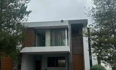 💎 RENTA  en La Campiña del Bosque coto n.1,  al norte   frente a la casa club.

🚩Renta  $ 37,500  con mtto

Terreno 400m2
Construcción: 512 m2

DESCRIPCIÓN:
**Planta Baja**
-Cochera para 4 autos (Techado)
-Medio baño
-Cocina Integral
-Cuarto de lavado, cuarto de Servicio, baño de servicio
-Bar
-Comedor
-Sala
-Pecera
-Terraza techada con barra auxiliar y lavabo
-Jardín
**Planta Alta**
-Jardín interior
-Sala de Televisión
-Medio Baño
-Closet de Blancos y de servicios
-1 Habitación con closet
-Habitación principal con balcón fachada frontal, vestidor, baño con 2 lavamanos y vapor
-2 Habitaciones con closet, baño completo y terraza, hacia el jardín.

EQUIPAMIENTO ADICIONAL:
-Pecera
-Aire acondicionado (4) Sala, Recámara principal, Recámara 3 y 4
-Sistema de Seguridad (Cámaras, sensores de movimiento, alarma)
-Calentador Solar y boiler estacionario
-Almacenes en cuarto de servicio
-Paneles solares
-Marco par TV (6) posible negociación por televisores
-Cocina (2 hornos de gas, estufa)
-Cortinas y blackout
-2 hidroneumáticos
-Cisterna 15,000 litros
-Lavavajillas
-Triturador de alimentos
-Seguridad
-Malla electrificadas