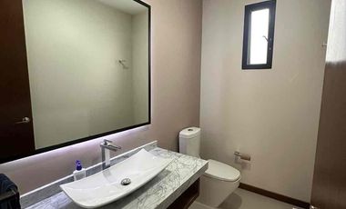 💎 RENTA  en La Campiña del Bosque coto n.1,  al norte   frente a la casa club.

🚩Renta  $ 37,500  con mtto

Terreno 400m2
Construcción: 512 m2

DESCRIPCIÓN:
**Planta Baja**
-Cochera para 4 autos (Techado)
-Medio baño
-Cocina Integral
-Cuarto de lavado, cuarto de Servicio, baño de servicio
-Bar
-Comedor
-Sala
-Pecera
-Terraza techada con barra auxiliar y lavabo
-Jardín
**Planta Alta**
-Jardín interior
-Sala de Televisión
-Medio Baño
-Closet de Blancos y de servicios
-1 Habitación con closet
-Habitación principal con balcón fachada frontal, vestidor, baño con 2 lavamanos y vapor
-2 Habitaciones con closet, baño completo y terraza, hacia el jardín.

EQUIPAMIENTO ADICIONAL:
-Pecera
-Aire acondicionado (4) Sala, Recámara principal, Recámara 3 y 4
-Sistema de Seguridad (Cámaras, sensores de movimiento, alarma)
-Calentador Solar y boiler estacionario
-Almacenes en cuarto de servicio
-Paneles solares
-Marco par TV (6) posible negociación por televisores
-Cocina (2 hornos de gas, estufa)
-Cortinas y blackout
-2 hidroneumáticos
-Cisterna 15,000 litros
-Lavavajillas
-Triturador de alimentos
-Seguridad
-Malla electrificadas