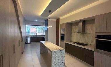 💎 RENTA  en La Campiña del Bosque coto n.1,  al norte   frente a la casa club.

🚩Renta  $ 37,500  con mtto

Terreno 400m2
Construcción: 512 m2

DESCRIPCIÓN:
**Planta Baja**
-Cochera para 4 autos (Techado)
-Medio baño
-Cocina Integral
-Cuarto de lavado, cuarto de Servicio, baño de servicio
-Bar
-Comedor
-Sala
-Pecera
-Terraza techada con barra auxiliar y lavabo
-Jardín
**Planta Alta**
-Jardín interior
-Sala de Televisión
-Medio Baño
-Closet de Blancos y de servicios
-1 Habitación con closet
-Habitación principal con balcón fachada frontal, vestidor, baño con 2 lavamanos y vapor
-2 Habitaciones con closet, baño completo y terraza, hacia el jardín.

EQUIPAMIENTO ADICIONAL:
-Pecera
-Aire acondicionado (4) Sala, Recámara principal, Recámara 3 y 4
-Sistema de Seguridad (Cámaras, sensores de movimiento, alarma)
-Calentador Solar y boiler estacionario
-Almacenes en cuarto de servicio
-Paneles solares
-Marco par TV (6) posible negociación por televisores
-Cocina (2 hornos de gas, estufa)
-Cortinas y blackout
-2 hidroneumáticos
-Cisterna 15,000 litros
-Lavavajillas
-Triturador de alimentos
-Seguridad
-Malla electrificadas