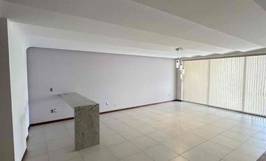 💎 RENTA  en La Campiña del Bosque coto n.1,  al norte   frente a la casa club.

🚩Renta  $ 37,500  con mtto

Terreno 400m2
Construcción: 512 m2

DESCRIPCIÓN:
**Planta Baja**
-Cochera para 4 autos (Techado)
-Medio baño
-Cocina Integral
-Cuarto de lavado, cuarto de Servicio, baño de servicio
-Bar
-Comedor
-Sala
-Pecera
-Terraza techada con barra auxiliar y lavabo
-Jardín
**Planta Alta**
-Jardín interior
-Sala de Televisión
-Medio Baño
-Closet de Blancos y de servicios
-1 Habitación con closet
-Habitación principal con balcón fachada frontal, vestidor, baño con 2 lavamanos y vapor
-2 Habitaciones con closet, baño completo y terraza, hacia el jardín.

EQUIPAMIENTO ADICIONAL:
-Pecera
-Aire acondicionado (4) Sala, Recámara principal, Recámara 3 y 4
-Sistema de Seguridad (Cámaras, sensores de movimiento, alarma)
-Calentador Solar y boiler estacionario
-Almacenes en cuarto de servicio
-Paneles solares
-Marco par TV (6) posible negociación por televisores
-Cocina (2 hornos de gas, estufa)
-Cortinas y blackout
-2 hidroneumáticos
-Cisterna 15,000 litros
-Lavavajillas
-Triturador de alimentos
-Seguridad
-Malla electrificadas