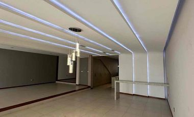 💎 RENTA  en La Campiña del Bosque coto n.1,  al norte   frente a la casa club.

🚩Renta  $ 37,500  con mtto

Terreno 400m2
Construcción: 512 m2

DESCRIPCIÓN:
**Planta Baja**
-Cochera para 4 autos (Techado)
-Medio baño
-Cocina Integral
-Cuarto de lavado, cuarto de Servicio, baño de servicio
-Bar
-Comedor
-Sala
-Pecera
-Terraza techada con barra auxiliar y lavabo
-Jardín
**Planta Alta**
-Jardín interior
-Sala de Televisión
-Medio Baño
-Closet de Blancos y de servicios
-1 Habitación con closet
-Habitación principal con balcón fachada frontal, vestidor, baño con 2 lavamanos y vapor
-2 Habitaciones con closet, baño completo y terraza, hacia el jardín.

EQUIPAMIENTO ADICIONAL:
-Pecera
-Aire acondicionado (4) Sala, Recámara principal, Recámara 3 y 4
-Sistema de Seguridad (Cámaras, sensores de movimiento, alarma)
-Calentador Solar y boiler estacionario
-Almacenes en cuarto de servicio
-Paneles solares
-Marco par TV (6) posible negociación por televisores
-Cocina (2 hornos de gas, estufa)
-Cortinas y blackout
-2 hidroneumáticos
-Cisterna 15,000 litros
-Lavavajillas
-Triturador de alimentos
-Seguridad
-Malla electrificadas