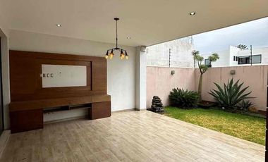 💎 RENTA  en La Campiña del Bosque coto n.1,  al norte   frente a la casa club.

🚩Renta  $ 37,500  con mtto

Terreno 400m2
Construcción: 512 m2

DESCRIPCIÓN:
**Planta Baja**
-Cochera para 4 autos (Techado)
-Medio baño
-Cocina Integral
-Cuarto de lavado, cuarto de Servicio, baño de servicio
-Bar
-Comedor
-Sala
-Pecera
-Terraza techada con barra auxiliar y lavabo
-Jardín
**Planta Alta**
-Jardín interior
-Sala de Televisión
-Medio Baño
-Closet de Blancos y de servicios
-1 Habitación con closet
-Habitación principal con balcón fachada frontal, vestidor, baño con 2 lavamanos y vapor
-2 Habitaciones con closet, baño completo y terraza, hacia el jardín.

EQUIPAMIENTO ADICIONAL:
-Pecera
-Aire acondicionado (4) Sala, Recámara principal, Recámara 3 y 4
-Sistema de Seguridad (Cámaras, sensores de movimiento, alarma)
-Calentador Solar y boiler estacionario
-Almacenes en cuarto de servicio
-Paneles solares
-Marco par TV (6) posible negociación por televisores
-Cocina (2 hornos de gas, estufa)
-Cortinas y blackout
-2 hidroneumáticos
-Cisterna 15,000 litros
-Lavavajillas
-Triturador de alimentos
-Seguridad
-Malla electrificadas