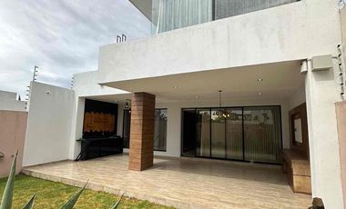 💎 RENTA  en La Campiña del Bosque coto n.1,  al norte   frente a la casa club.

🚩Renta  $ 37,500  con mtto

Terreno 400m2
Construcción: 512 m2

DESCRIPCIÓN:
**Planta Baja**
-Cochera para 4 autos (Techado)
-Medio baño
-Cocina Integral
-Cuarto de lavado, cuarto de Servicio, baño de servicio
-Bar
-Comedor
-Sala
-Pecera
-Terraza techada con barra auxiliar y lavabo
-Jardín
**Planta Alta**
-Jardín interior
-Sala de Televisión
-Medio Baño
-Closet de Blancos y de servicios
-1 Habitación con closet
-Habitación principal con balcón fachada frontal, vestidor, baño con 2 lavamanos y vapor
-2 Habitaciones con closet, baño completo y terraza, hacia el jardín.

EQUIPAMIENTO ADICIONAL:
-Pecera
-Aire acondicionado (4) Sala, Recámara principal, Recámara 3 y 4
-Sistema de Seguridad (Cámaras, sensores de movimiento, alarma)
-Calentador Solar y boiler estacionario
-Almacenes en cuarto de servicio
-Paneles solares
-Marco par TV (6) posible negociación por televisores
-Cocina (2 hornos de gas, estufa)
-Cortinas y blackout
-2 hidroneumáticos
-Cisterna 15,000 litros
-Lavavajillas
-Triturador de alimentos
-Seguridad
-Malla electrificadas