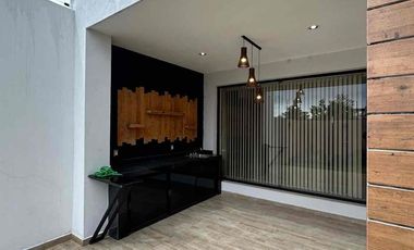 💎 RENTA  en La Campiña del Bosque coto n.1,  al norte   frente a la casa club.

🚩Renta  $ 37,500  con mtto

Terreno 400m2
Construcción: 512 m2

DESCRIPCIÓN:
**Planta Baja**
-Cochera para 4 autos (Techado)
-Medio baño
-Cocina Integral
-Cuarto de lavado, cuarto de Servicio, baño de servicio
-Bar
-Comedor
-Sala
-Pecera
-Terraza techada con barra auxiliar y lavabo
-Jardín
**Planta Alta**
-Jardín interior
-Sala de Televisión
-Medio Baño
-Closet de Blancos y de servicios
-1 Habitación con closet
-Habitación principal con balcón fachada frontal, vestidor, baño con 2 lavamanos y vapor
-2 Habitaciones con closet, baño completo y terraza, hacia el jardín.

EQUIPAMIENTO ADICIONAL:
-Pecera
-Aire acondicionado (4) Sala, Recámara principal, Recámara 3 y 4
-Sistema de Seguridad (Cámaras, sensores de movimiento, alarma)
-Calentador Solar y boiler estacionario
-Almacenes en cuarto de servicio
-Paneles solares
-Marco par TV (6) posible negociación por televisores
-Cocina (2 hornos de gas, estufa)
-Cortinas y blackout
-2 hidroneumáticos
-Cisterna 15,000 litros
-Lavavajillas
-Triturador de alimentos
-Seguridad
-Malla electrificadas