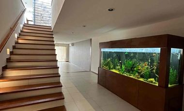 💎 RENTA  en La Campiña del Bosque coto n.1,  al norte   frente a la casa club.

🚩Renta  $ 37,500  con mtto

Terreno 400m2
Construcción: 512 m2

DESCRIPCIÓN:
**Planta Baja**
-Cochera para 4 autos (Techado)
-Medio baño
-Cocina Integral
-Cuarto de lavado, cuarto de Servicio, baño de servicio
-Bar
-Comedor
-Sala
-Pecera
-Terraza techada con barra auxiliar y lavabo
-Jardín
**Planta Alta**
-Jardín interior
-Sala de Televisión
-Medio Baño
-Closet de Blancos y de servicios
-1 Habitación con closet
-Habitación principal con balcón fachada frontal, vestidor, baño con 2 lavamanos y vapor
-2 Habitaciones con closet, baño completo y terraza, hacia el jardín.

EQUIPAMIENTO ADICIONAL:
-Pecera
-Aire acondicionado (4) Sala, Recámara principal, Recámara 3 y 4
-Sistema de Seguridad (Cámaras, sensores de movimiento, alarma)
-Calentador Solar y boiler estacionario
-Almacenes en cuarto de servicio
-Paneles solares
-Marco par TV (6) posible negociación por televisores
-Cocina (2 hornos de gas, estufa)
-Cortinas y blackout
-2 hidroneumáticos
-Cisterna 15,000 litros
-Lavavajillas
-Triturador de alimentos
-Seguridad
-Malla electrificadas