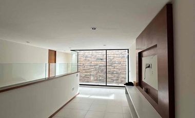 💎 RENTA  en La Campiña del Bosque coto n.1,  al norte   frente a la casa club.

🚩Renta  $ 37,500  con mtto

Terreno 400m2
Construcción: 512 m2

DESCRIPCIÓN:
**Planta Baja**
-Cochera para 4 autos (Techado)
-Medio baño
-Cocina Integral
-Cuarto de lavado, cuarto de Servicio, baño de servicio
-Bar
-Comedor
-Sala
-Pecera
-Terraza techada con barra auxiliar y lavabo
-Jardín
**Planta Alta**
-Jardín interior
-Sala de Televisión
-Medio Baño
-Closet de Blancos y de servicios
-1 Habitación con closet
-Habitación principal con balcón fachada frontal, vestidor, baño con 2 lavamanos y vapor
-2 Habitaciones con closet, baño completo y terraza, hacia el jardín.

EQUIPAMIENTO ADICIONAL:
-Pecera
-Aire acondicionado (4) Sala, Recámara principal, Recámara 3 y 4
-Sistema de Seguridad (Cámaras, sensores de movimiento, alarma)
-Calentador Solar y boiler estacionario
-Almacenes en cuarto de servicio
-Paneles solares
-Marco par TV (6) posible negociación por televisores
-Cocina (2 hornos de gas, estufa)
-Cortinas y blackout
-2 hidroneumáticos
-Cisterna 15,000 litros
-Lavavajillas
-Triturador de alimentos
-Seguridad
-Malla electrificadas