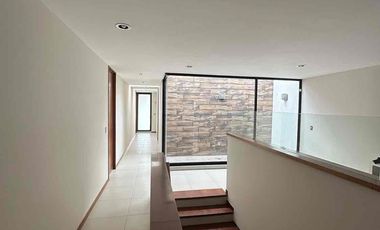 💎 RENTA  en La Campiña del Bosque coto n.1,  al norte   frente a la casa club.

🚩Renta  $ 37,500  con mtto

Terreno 400m2
Construcción: 512 m2

DESCRIPCIÓN:
**Planta Baja**
-Cochera para 4 autos (Techado)
-Medio baño
-Cocina Integral
-Cuarto de lavado, cuarto de Servicio, baño de servicio
-Bar
-Comedor
-Sala
-Pecera
-Terraza techada con barra auxiliar y lavabo
-Jardín
**Planta Alta**
-Jardín interior
-Sala de Televisión
-Medio Baño
-Closet de Blancos y de servicios
-1 Habitación con closet
-Habitación principal con balcón fachada frontal, vestidor, baño con 2 lavamanos y vapor
-2 Habitaciones con closet, baño completo y terraza, hacia el jardín.

EQUIPAMIENTO ADICIONAL:
-Pecera
-Aire acondicionado (4) Sala, Recámara principal, Recámara 3 y 4
-Sistema de Seguridad (Cámaras, sensores de movimiento, alarma)
-Calentador Solar y boiler estacionario
-Almacenes en cuarto de servicio
-Paneles solares
-Marco par TV (6) posible negociación por televisores
-Cocina (2 hornos de gas, estufa)
-Cortinas y blackout
-2 hidroneumáticos
-Cisterna 15,000 litros
-Lavavajillas
-Triturador de alimentos
-Seguridad
-Malla electrificadas