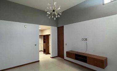 💎 RENTA  en La Campiña del Bosque coto n.1,  al norte   frente a la casa club.

🚩Renta  $ 37,500  con mtto

Terreno 400m2
Construcción: 512 m2

DESCRIPCIÓN:
**Planta Baja**
-Cochera para 4 autos (Techado)
-Medio baño
-Cocina Integral
-Cuarto de lavado, cuarto de Servicio, baño de servicio
-Bar
-Comedor
-Sala
-Pecera
-Terraza techada con barra auxiliar y lavabo
-Jardín
**Planta Alta**
-Jardín interior
-Sala de Televisión
-Medio Baño
-Closet de Blancos y de servicios
-1 Habitación con closet
-Habitación principal con balcón fachada frontal, vestidor, baño con 2 lavamanos y vapor
-2 Habitaciones con closet, baño completo y terraza, hacia el jardín.

EQUIPAMIENTO ADICIONAL:
-Pecera
-Aire acondicionado (4) Sala, Recámara principal, Recámara 3 y 4
-Sistema de Seguridad (Cámaras, sensores de movimiento, alarma)
-Calentador Solar y boiler estacionario
-Almacenes en cuarto de servicio
-Paneles solares
-Marco par TV (6) posible negociación por televisores
-Cocina (2 hornos de gas, estufa)
-Cortinas y blackout
-2 hidroneumáticos
-Cisterna 15,000 litros
-Lavavajillas
-Triturador de alimentos
-Seguridad
-Malla electrificadas