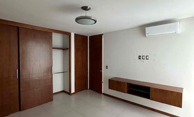 💎 RENTA  en La Campiña del Bosque coto n.1,  al norte   frente a la casa club.

🚩Renta  $ 37,500  con mtto

Terreno 400m2
Construcción: 512 m2

DESCRIPCIÓN:
**Planta Baja**
-Cochera para 4 autos (Techado)
-Medio baño
-Cocina Integral
-Cuarto de lavado, cuarto de Servicio, baño de servicio
-Bar
-Comedor
-Sala
-Pecera
-Terraza techada con barra auxiliar y lavabo
-Jardín
**Planta Alta**
-Jardín interior
-Sala de Televisión
-Medio Baño
-Closet de Blancos y de servicios
-1 Habitación con closet
-Habitación principal con balcón fachada frontal, vestidor, baño con 2 lavamanos y vapor
-2 Habitaciones con closet, baño completo y terraza, hacia el jardín.

EQUIPAMIENTO ADICIONAL:
-Pecera
-Aire acondicionado (4) Sala, Recámara principal, Recámara 3 y 4
-Sistema de Seguridad (Cámaras, sensores de movimiento, alarma)
-Calentador Solar y boiler estacionario
-Almacenes en cuarto de servicio
-Paneles solares
-Marco par TV (6) posible negociación por televisores
-Cocina (2 hornos de gas, estufa)
-Cortinas y blackout
-2 hidroneumáticos
-Cisterna 15,000 litros
-Lavavajillas
-Triturador de alimentos
-Seguridad
-Malla electrificadas