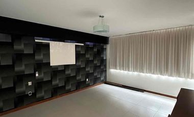 💎 RENTA  en La Campiña del Bosque coto n.1,  al norte   frente a la casa club.

🚩Renta  $ 37,500  con mtto

Terreno 400m2
Construcción: 512 m2

DESCRIPCIÓN:
**Planta Baja**
-Cochera para 4 autos (Techado)
-Medio baño
-Cocina Integral
-Cuarto de lavado, cuarto de Servicio, baño de servicio
-Bar
-Comedor
-Sala
-Pecera
-Terraza techada con barra auxiliar y lavabo
-Jardín
**Planta Alta**
-Jardín interior
-Sala de Televisión
-Medio Baño
-Closet de Blancos y de servicios
-1 Habitación con closet
-Habitación principal con balcón fachada frontal, vestidor, baño con 2 lavamanos y vapor
-2 Habitaciones con closet, baño completo y terraza, hacia el jardín.

EQUIPAMIENTO ADICIONAL:
-Pecera
-Aire acondicionado (4) Sala, Recámara principal, Recámara 3 y 4
-Sistema de Seguridad (Cámaras, sensores de movimiento, alarma)
-Calentador Solar y boiler estacionario
-Almacenes en cuarto de servicio
-Paneles solares
-Marco par TV (6) posible negociación por televisores
-Cocina (2 hornos de gas, estufa)
-Cortinas y blackout
-2 hidroneumáticos
-Cisterna 15,000 litros
-Lavavajillas
-Triturador de alimentos
-Seguridad
-Malla electrificadas