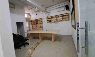 Ruko strategis, fasilitas lengkap, ada akses lift barang